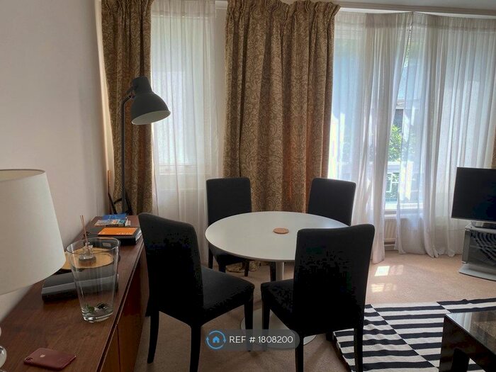 2 Bedroom Flat To Rent In Belgravia Court, London, SW1W