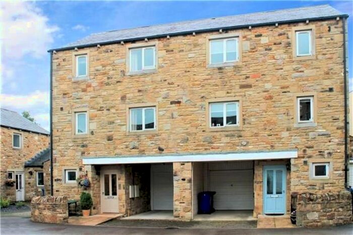 4 Bedroom Semi-Detached House For Sale In Cross Lane Court, Bradley, Keighley, BD20