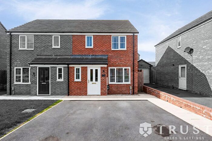 3 Bedroom Semi-Detached House For Sale In Kingfisher Way, Dewsbury, WF12