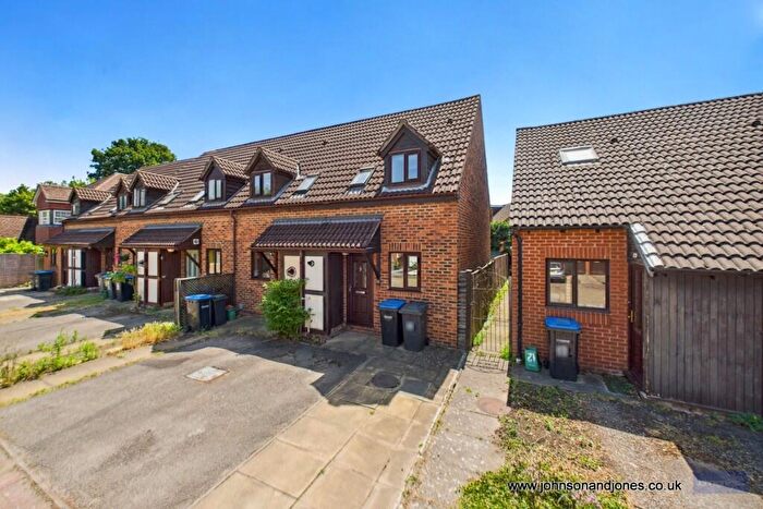 2 Bedroom End Of Terrace House To Rent In Oliver Close, Addlestone, Surrey, KT15