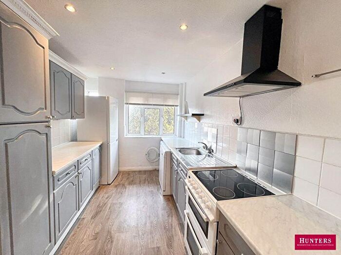2 Bedroom Flat For Sale In Friern Mount Drive, London, N20