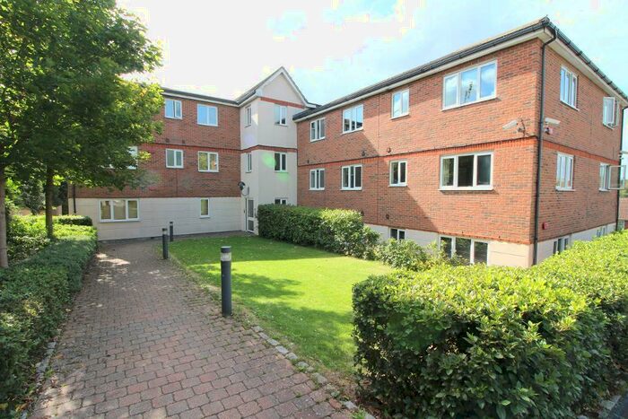 2 Bedroom Flat To Rent In Treetop Close, Luton, Bedfordshire, LU2