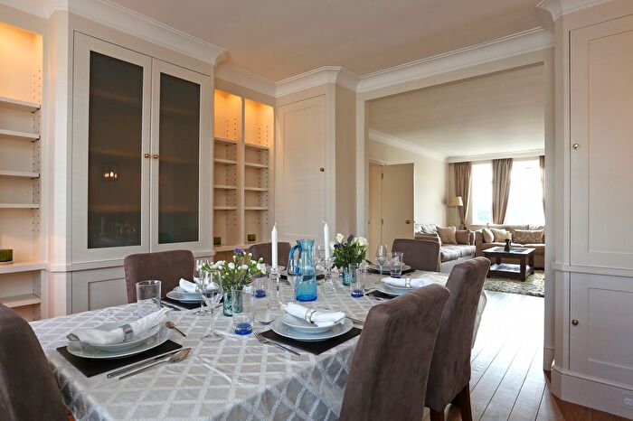 3 Bedroom Flat To Rent In Edwards Square, London, W8