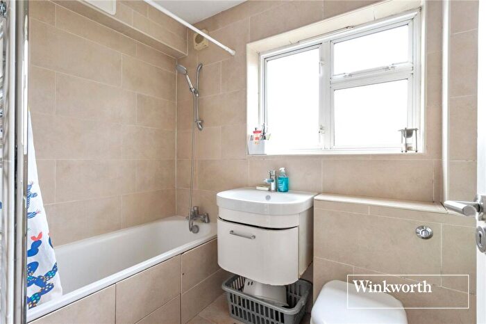 2 Bedroom Apartment For Sale In Temple Close, Finchley, London, N3