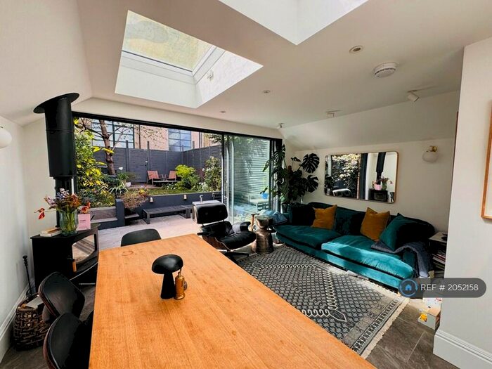 3 Bedroom Flat To Rent In Martell Road, London, SE21