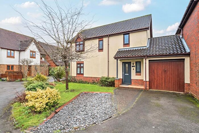 3 Bedroom Link Detached House For Sale In Sandhurst, Berkshire, GU47