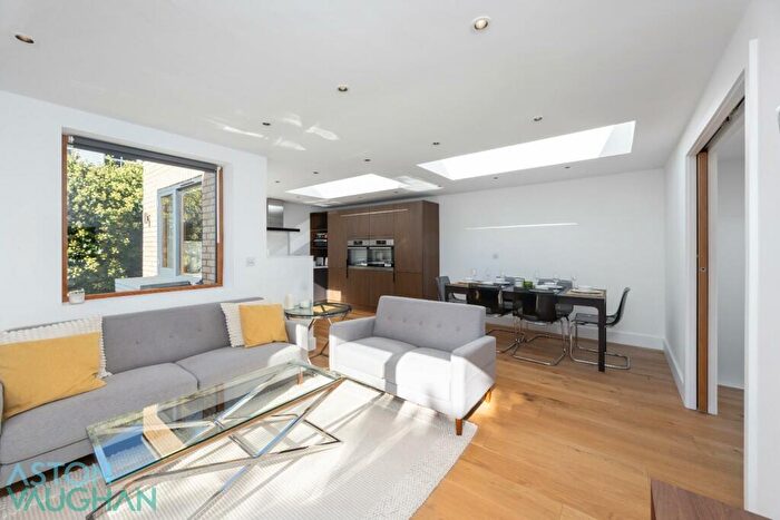 2 Bedroom Detached House For Sale In East Drive, Brighton, BN2