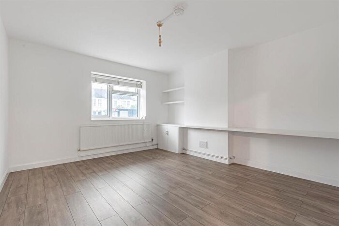 1 Bedroom Flat To Rent In Chertsey Court, Mortlake, SW14