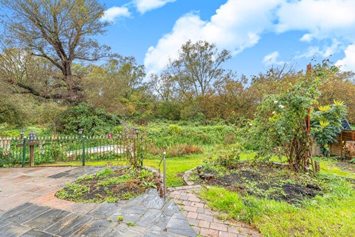 1 Bedroom Park Home For Sale In Western Avenue, Chertsey, KT16