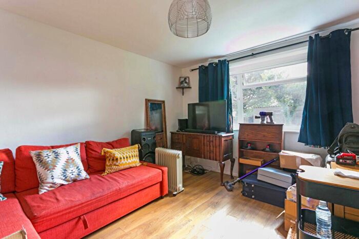 1 Bedroom Flat For Sale In Malvern Court, Hill Rise, Langley, SL3