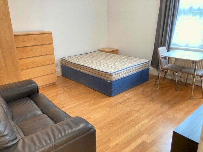 Studio To Rent In Very Near Windsor Road Area, Ealing Broadway, W5