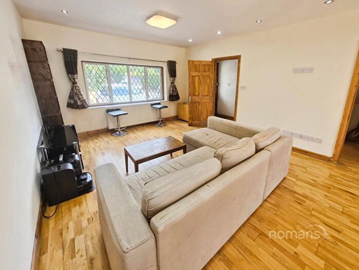 3 Bedroom Detached House To Rent In London Road, Slough, Berkshire, SL3