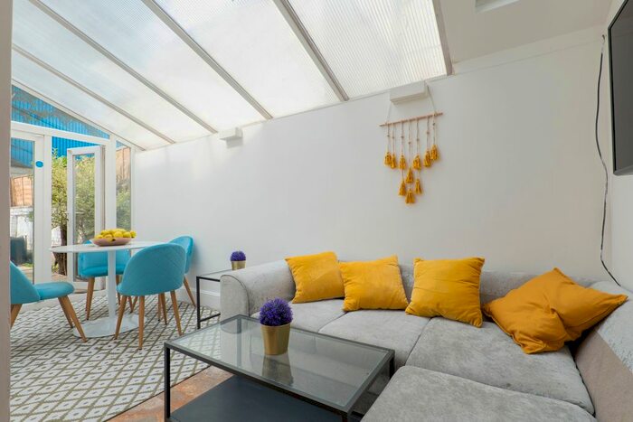 2 Bedroom Flat To Rent In Loftus Road, Shepherds Bush, London, W12