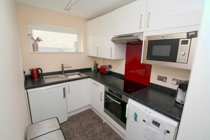 1 Bedroom Flat To Rent In Avondale Avenue, Staines-Upon-Thames, TW18