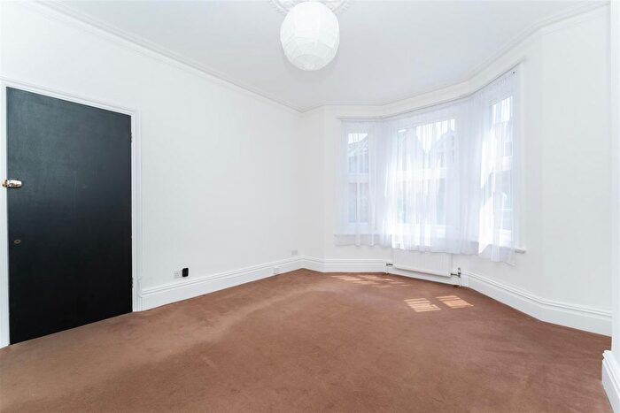 1 Bedroom Flat For Sale In Oaklands Road, London, W7