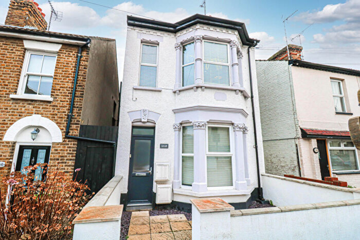 1 Bedroom Apartment For Sale In Park Street, Westcliff-on-sea, SS0