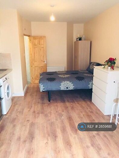 Studio To Rent In Grenoble Gardens, London, N13