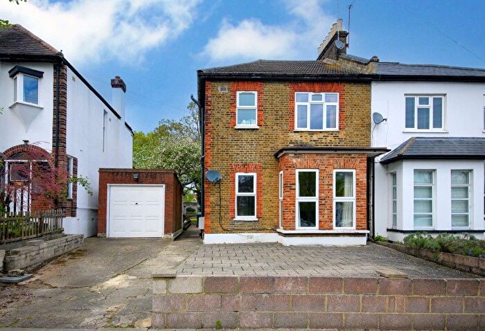 3 Bedroom Flat For Sale In Friern Park, North Finchley, N12