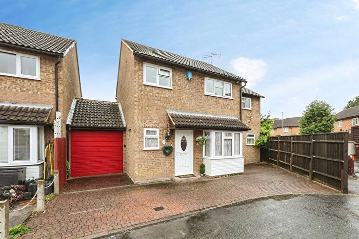 3 Bedroom Link Detached House For Sale In Hawks Way, Ashford, TN23