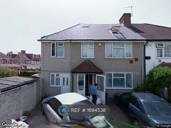 Studio To Rent In Queens Gardens, Hounslow, TW5