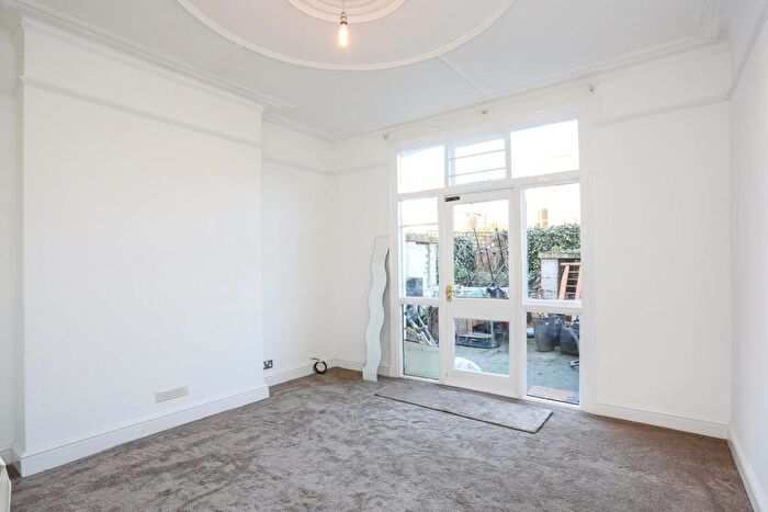 2 Bedroom Flat To Rent In Louisville Road, Balham, SW17