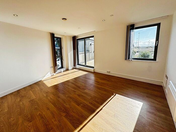 2 Bedroom Flat To Rent In Cross Green Lane, Leeds, West Yorkshire, LS9