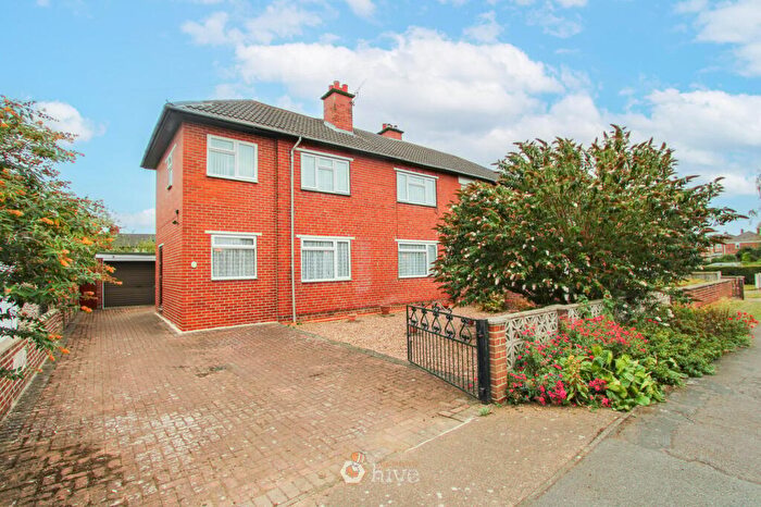 4 Bedroom Semi-Detached House For Sale In Coningsburgh Road, Edenthorpe, Doncaster, DN3