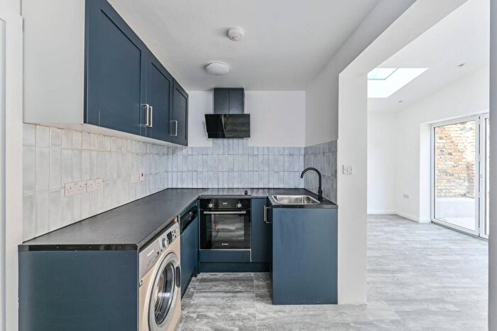 3 Bedroom Flat For Sale In Comyn Road, Clapham Junction, SW11