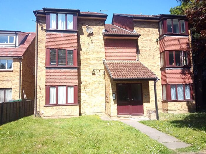 Apartment To Rent In Mead Avenue, Langley, Berkshire, SL3