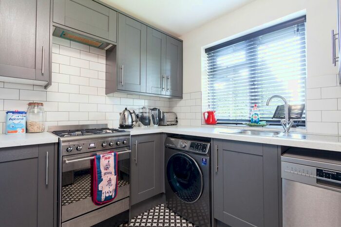 2 Bedroom Flat To Rent In Barnes Court, Durham Avenue, Woodford Green, IG8