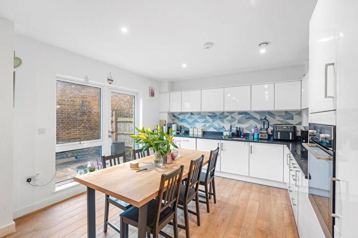 3 Bedroom Flat For Sale In Southampton Way, London, SE5