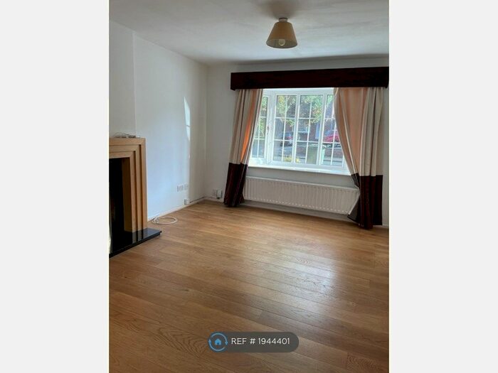 3 Bedroom Semi-Detached House To Rent In Oakdene Way, Leeds, LS17