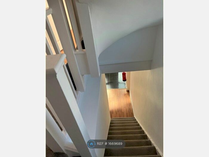 6 Bedroom Semi-Detached House To Rent In Hill View Gardens, London, NW9