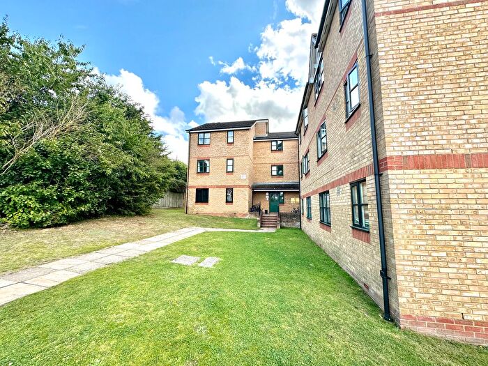 2 Bedroom Flat For Sale In Lovegrove Drive, Slough, SL2