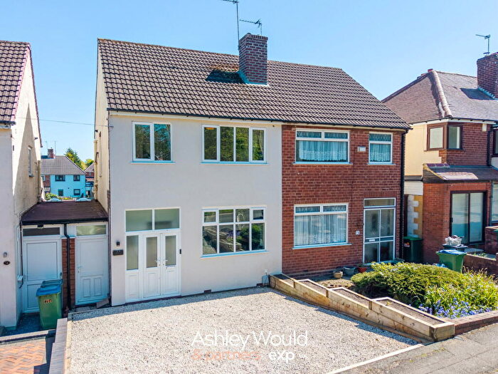 3 Bedroom Semi-Detached House For Sale In Kingsway, Oldbury, B68