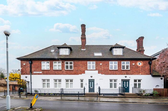 2 Bedroom Flat To Rent In Knatchbull Road, Camberwell, London, SE5