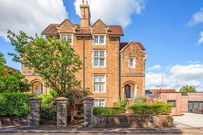 3 Bedroom Flat To Rent In Brighton Road, Godalming, GU7