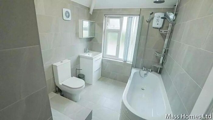 6 Bedroom House To Rent In Parrs Wood Road, Manchester, M20