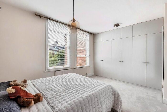 2 Bedroom Flat To Rent In The Limes Avenue, London, N11
