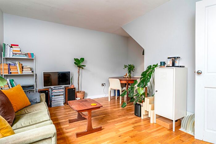 2 Bedroom Flat For Sale In Tottenham Road, Islington, London, N1