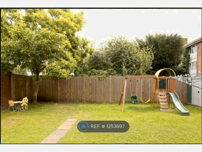 2 Bedroom Flat To Rent In Courtlands Avenue, London, SE12