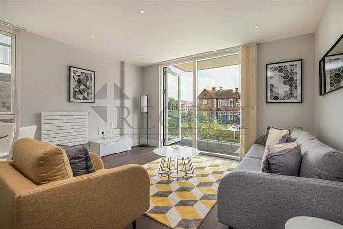 2 Bedroom Flat To Rent In Hamond Court, Queenshurst Square, KT2