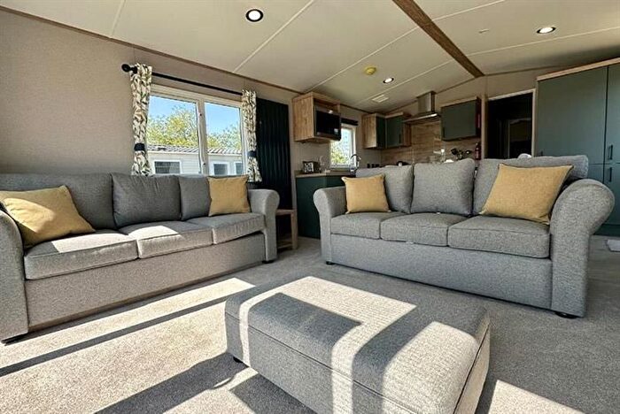 2 Bedroom Mobile/park Home For Sale In Sleaford Road, Tattershall, Lincoln, LN4