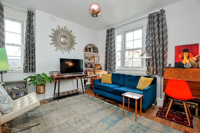 1 Bedroom Apartment To Rent In Gibson Gardens, Stoke Newington, N16