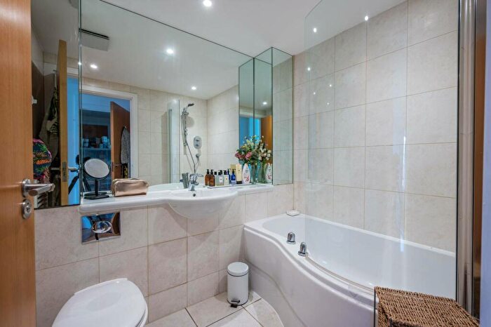 2 Bedroom Flat For Sale In Graham Street, Angel, London, N1