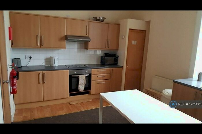4 Bedroom Flat To Rent In Admiral Street, Glasgow, G41