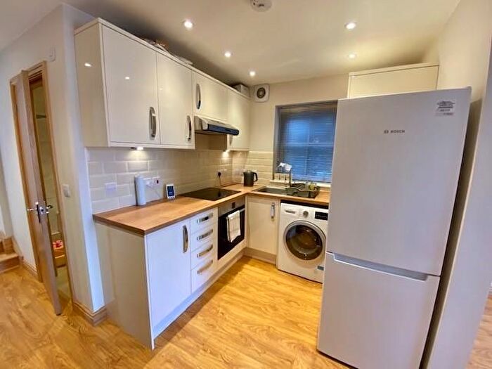 2 Bedroom Flat To Rent In Queens Road, Weybridge, KT13