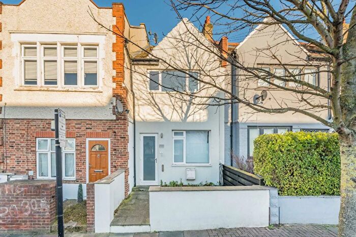 2 Bedroom Flat For Sale In Gassiot Road, London, SW17