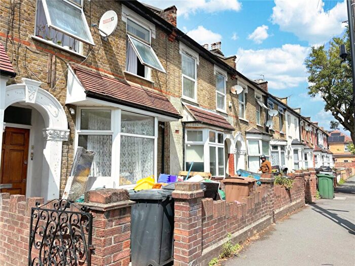 2 Bedroom Flat To Rent In Beresford Road, Walthamstow, E17