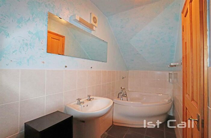 3 Bedroom Chalet For Sale In York Road, Southend-On-Sea, SS1